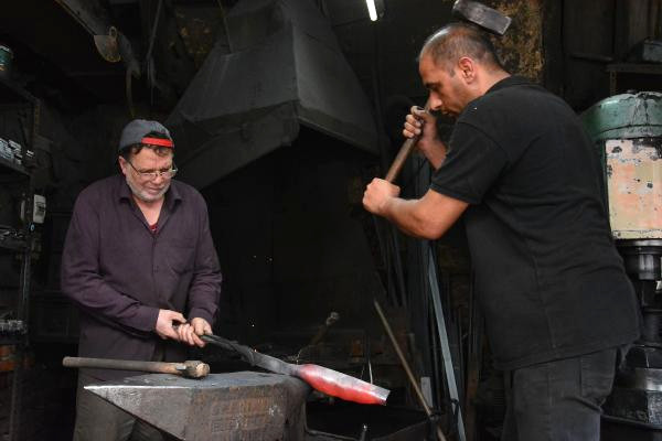 Yarım Asırdır Dövdüğü Demirlere Şekil Veriyor