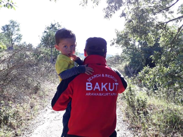 3 Yaşındaki Kayıp Çocuk, 12 Saat Sonra Ormanda Bulundu