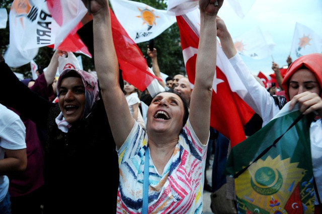 Bursa’da Ak Partililerden Seçim Kutlaması