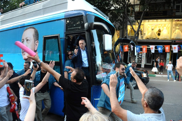 Cumhurbaşkanı Erdoğan Bursa’da Halkı Selamladı