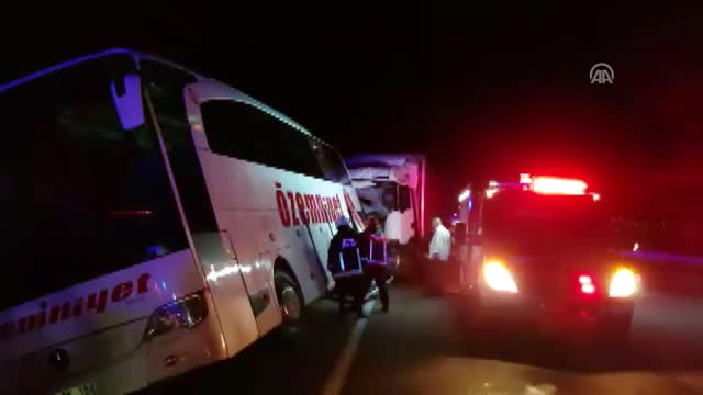Park Halindeki Yolcu Otobüsüne Tır Çarptı: 2 Ölü, 10 Yaralı – Bursa