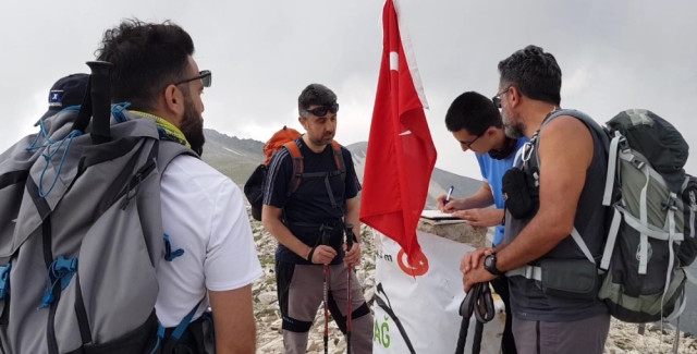 Uludağ’ın Zirvesinde Yürüyüş Yapan Dağcıların Kamerasına Yavru Ayılar Takıldı
