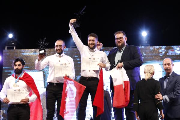 Karacabeyli Kuaför, İtalya’daki Yarışmada Dünya Birincisi Oldu