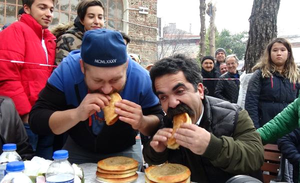 15 Dakikada 9 Tahinli Pide Yedi, 10 Çeyrek Altın Kazandı