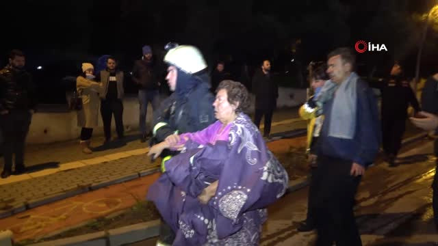 Dumanların Arasında Kurtarılmayı Beklediler