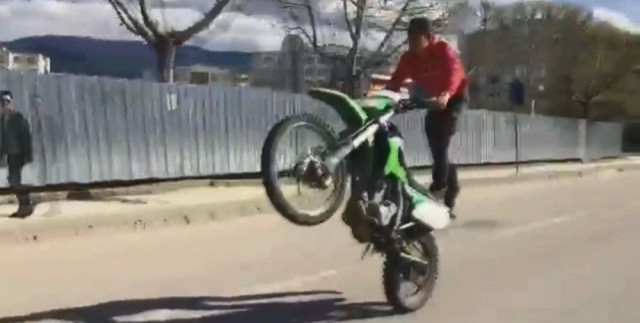 Motosiklet Üzerinde Tehlikeli Gösteri