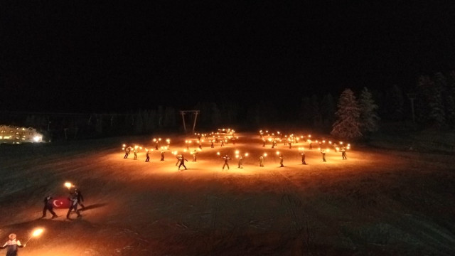 Uludağ’da Kayakçılardan Meşaleli Şov