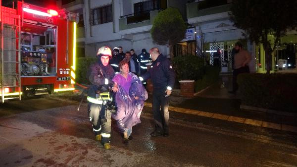 Yangında Üst Katlarda Mahsur Kalanları, İtfaiye Kurtardı