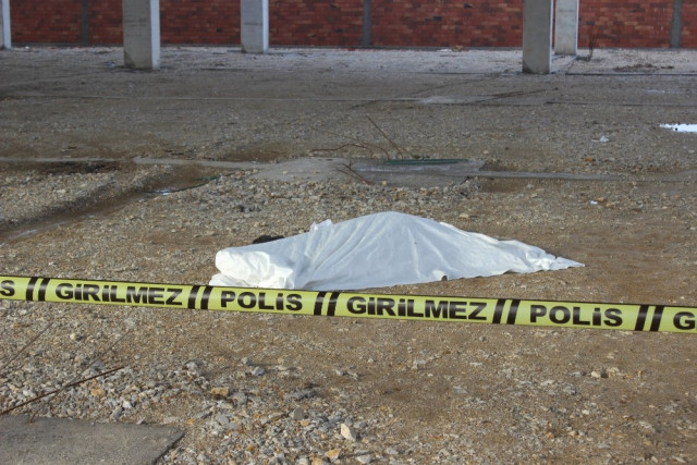 Yılın Son Gününde Çatıdan Düşüp Hayatını Kaybetti