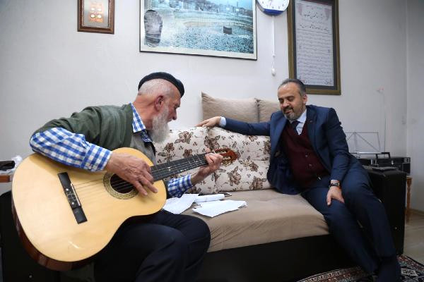 Bursalı 71 Yaşındaki Esender, Ziyaretine Gelen Başkan Aktaş’a Gitarıyla Şarkı Söyledi