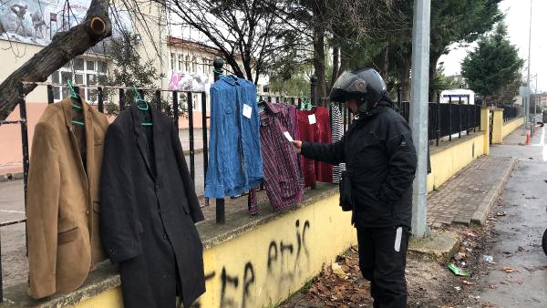 Okul Duvarına Kışlık Kıyafetler Asıp, ‘İhtiyacı Olan Alsın’ Notu Bıraktı