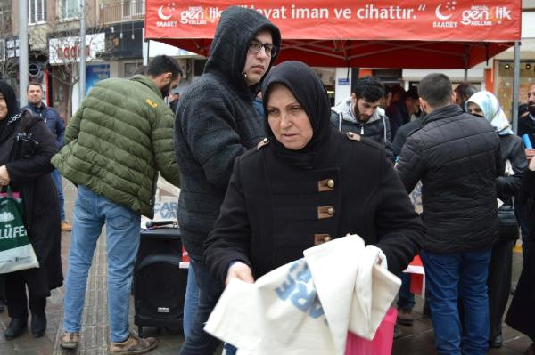 Saadet Partili Gençlerden Ücretsiz Bez Torba Dağıtımı