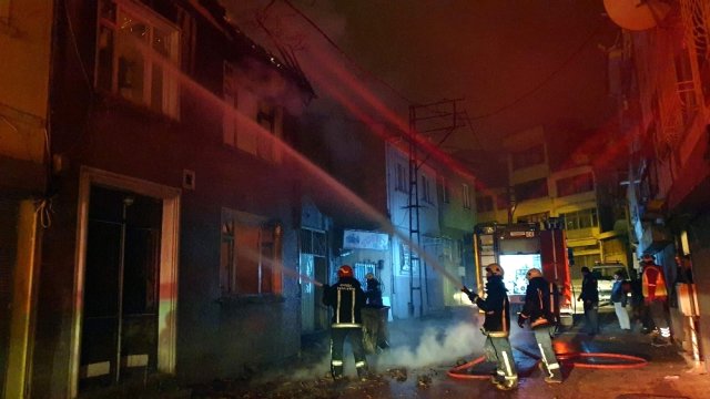 Metruk Binada Çıkan Yangın Mahalleliyi Sokağa Döktü