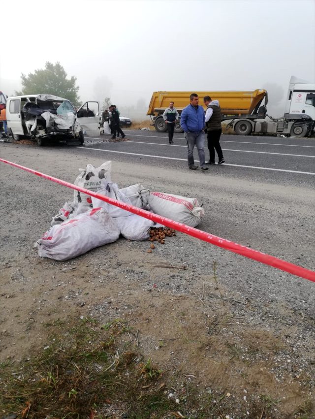 Bursa’da minibüs ile tır çarpıştı: 2 ölü, 1 yaralı