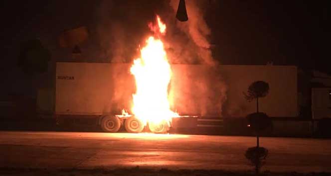 Petrol istasyonundaki araç yangını paniğe neden oldu