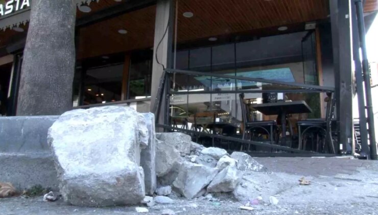 Bursa’da Araba Kafeye Daldı: Maddi Hasar Oluştu
