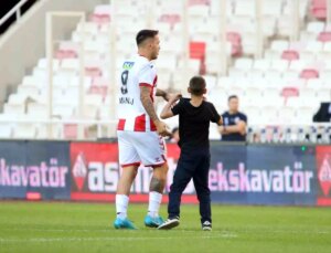 Küçük Taraftar Rey Manaj ile Fotoğraf Çekmek İçin Alana Girdi