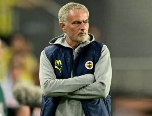 Mourinho’dan sürpriz orta saha tercihi! Antalyaspor-Fenerbahçe maçının birinci 11’leri muhakkak oldu