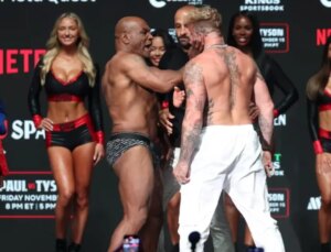 Mike Tyson, merakla beklenen dövüş öncesinde Jake Paul’a tokat attı