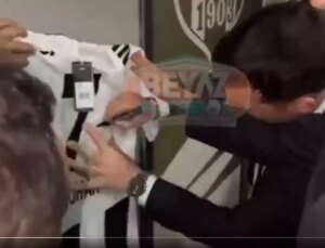 Hakem Cihan Aydın, maçını yönettiği Beşiktaş’ın formasını imzaladı