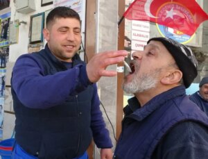 Günler sonra tezgahta görünce dayanamadı, çiğ çiğ ağzına attı