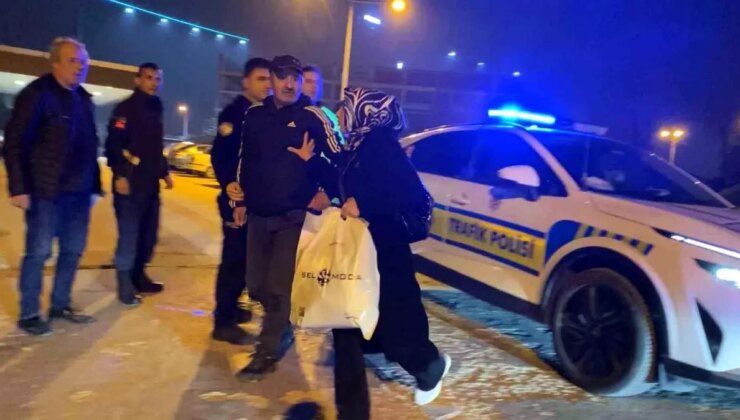 Babası kaputun üstünde oturup polise direndi… Yüksek sesle seyreden şoförün aracı trafikten men edildi