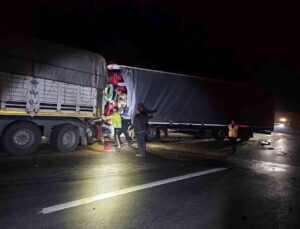 Bursa’da iki tırın çarpıştığı kazada 1 kişi hayatını kaybetti