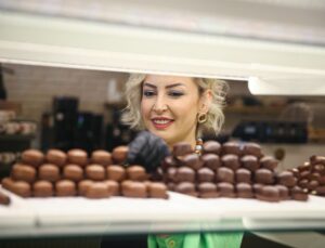 Devlet dayanağıyla kurduğu imalathanede hemcinsleriyle çikolata üretiyor