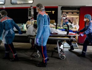 Üniversitede salgın paniği! 2 kişi öldü, 11 kişi hastanede, 30 bin bireyle bağlantıya geçildi