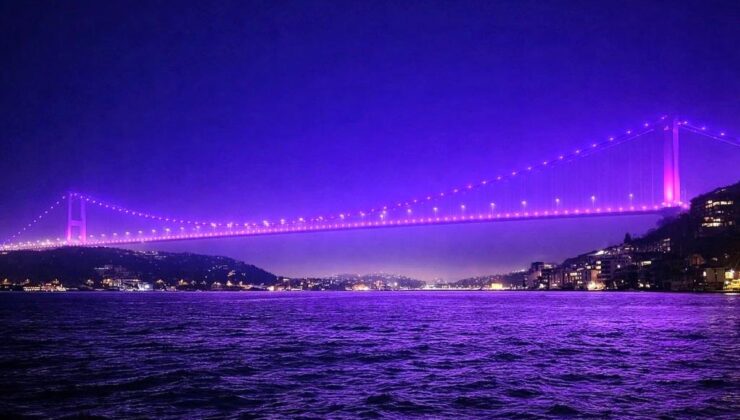 Galata Kulesi’ne “Kanserde Erken Teşhis Hayat Kurtarır” iletisi yansıtıldı