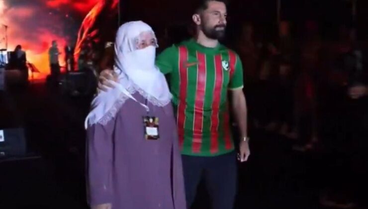 Amedsporlu Celal Hanalp, kupa merasimine annesi ve Sırrı Süreyya Önder’in sesiyle çıktı