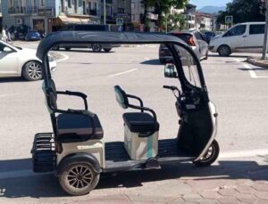 Devrilen elektrikli motosikletteki 3 kişi yaralandı