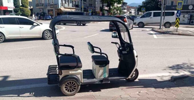 Devrilen elektrikli motosikletteki 3 kişi yaralandı