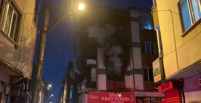 Elektrikten çıkan yangın sokağı dışarı döktü