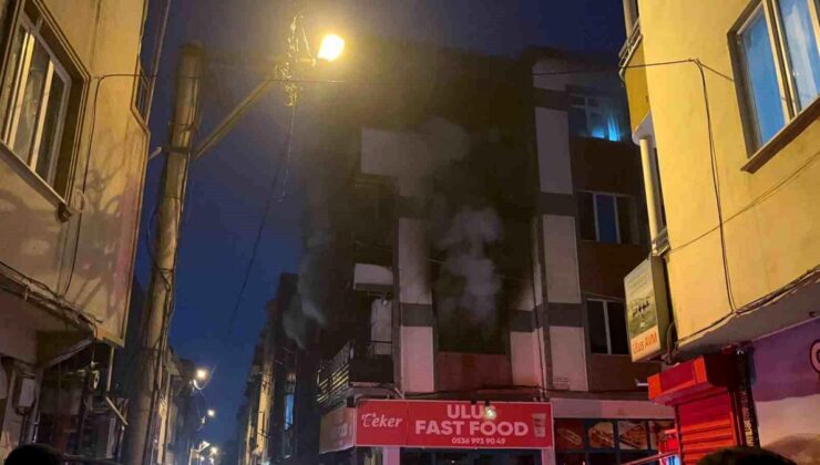 Elektrikten çıkan yangın sokağı dışarı döktü