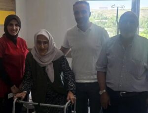 100 yaşındaki hasta kalça kırığı ameliyatının akabinde tekrar yürüdü
