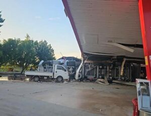 İznik’te kömür yüklü tır akaryakıt istasyonuna daldı: 1 meyyit