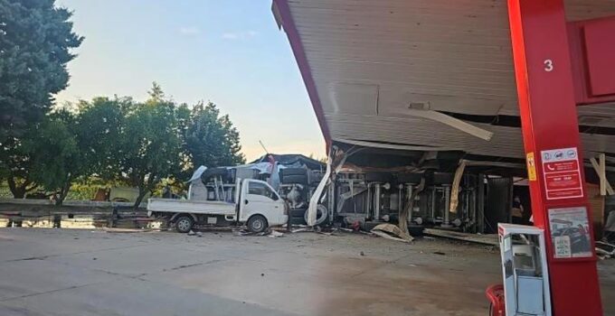 İznik’te kömür yüklü tır akaryakıt istasyonuna daldı: 1 meyyit