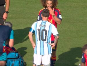 Maçın önüne geçen an! Messi ağzını kapatarak konuşan Cucurella için kırmızı kart bekledi
