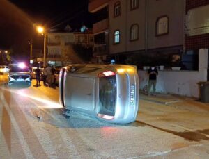 Park halindeki arabaya çarpıp yan yattı, şoförü olay yerinden kaçtı