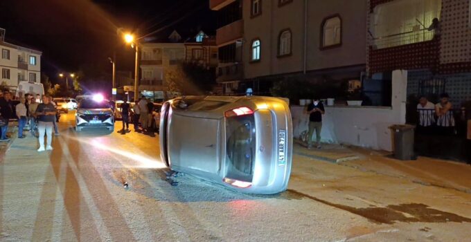 Park halindeki arabaya çarpıp yan yattı, şoförü olay yerinden kaçtı