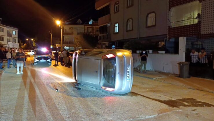 Park halindeki arabaya çarpıp yan yattı, şoförü olay yerinden kaçtı