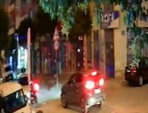 Park yerinden çıkan arabaya çarpan motosikletli yaralandı