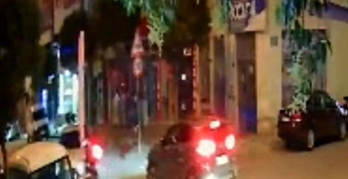 Park yerinden çıkan arabaya çarpan motosikletli yaralandı