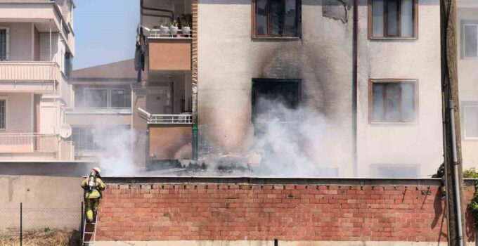 İnegöl’de Depo Yangını Apartmana Sıçradı