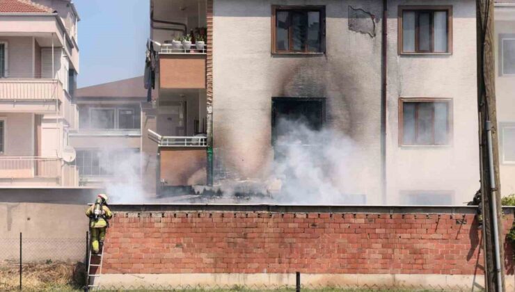 İnegöl’de Depo Yangını Apartmana Sıçradı
